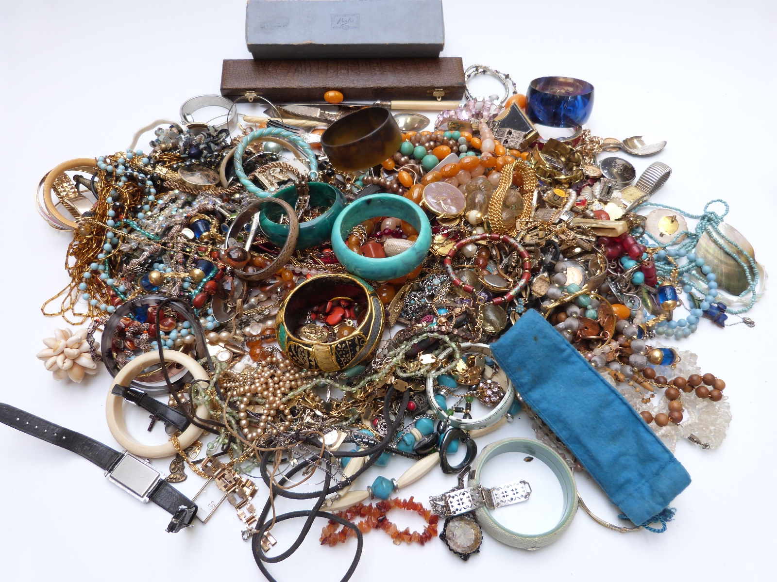 A collection of costume jewellery including necklaces, brooches, silver plate etc - Image 4 of 4