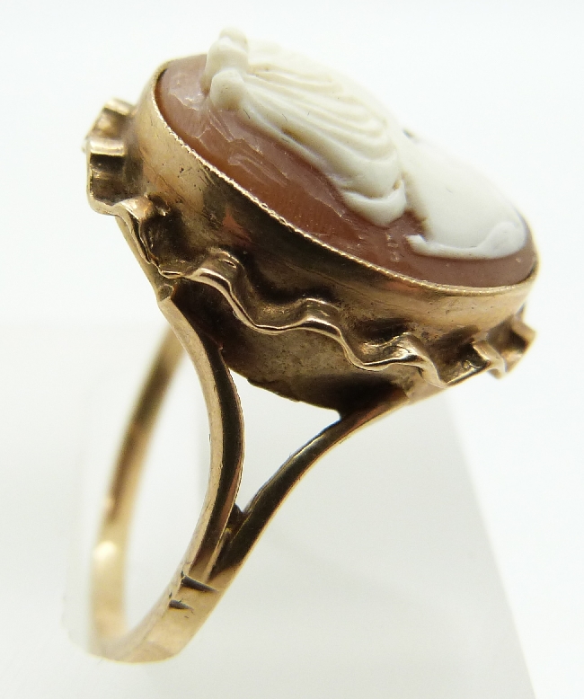 A 9ct gold ring set with a cameo, 4.3g, size P - Image 2 of 2