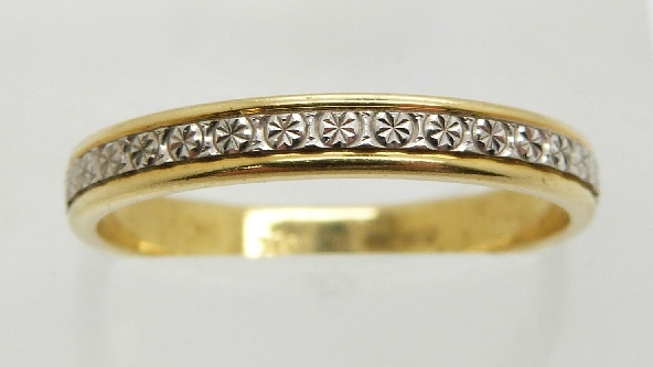 An 18ct gold ring/ wedding band, 3.2g, size Q - Image 2 of 4