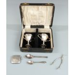 Pair of George V hallmarked silver trophy cups, Birmingham 1927 maker Martin Hall & Co Ltd, height