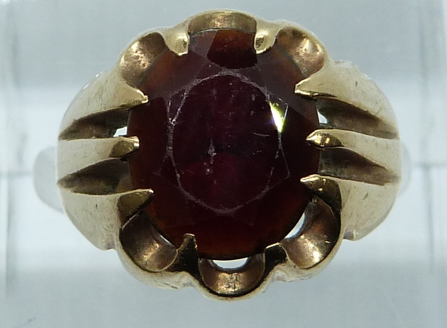 A 9ct gold ring set with a large garnet, 6g, size L