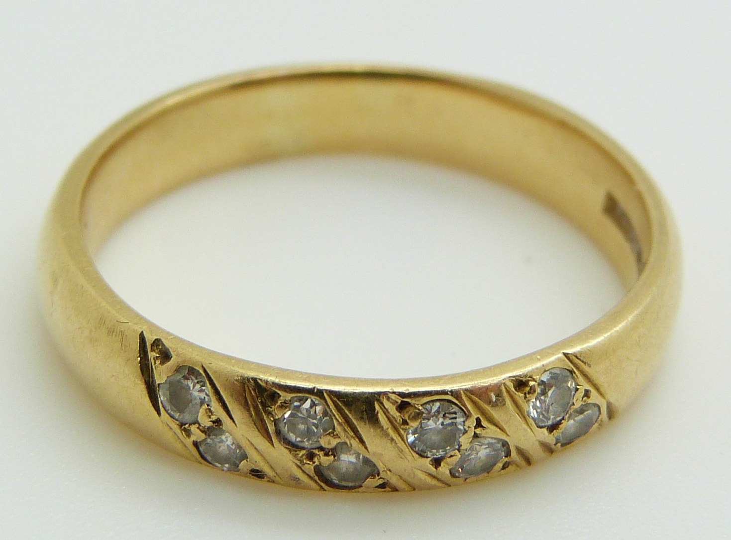An 18ct gold ring set with diamonds, 4.3g, size O - Image 5 of 6