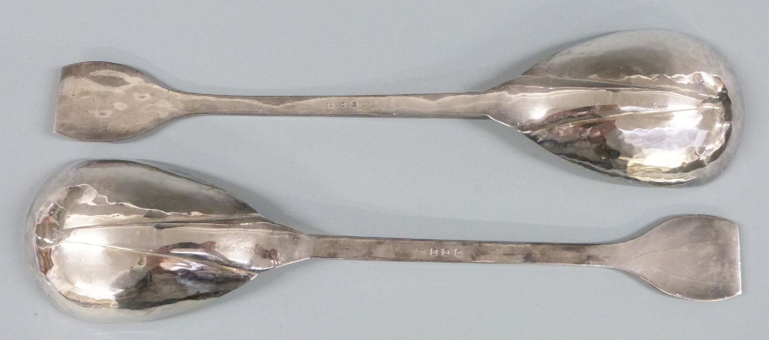 George V Arts and Crafts or Art Deco cased pair of hallmarked silver serving spoons with stepped - Bild 2 aus 4