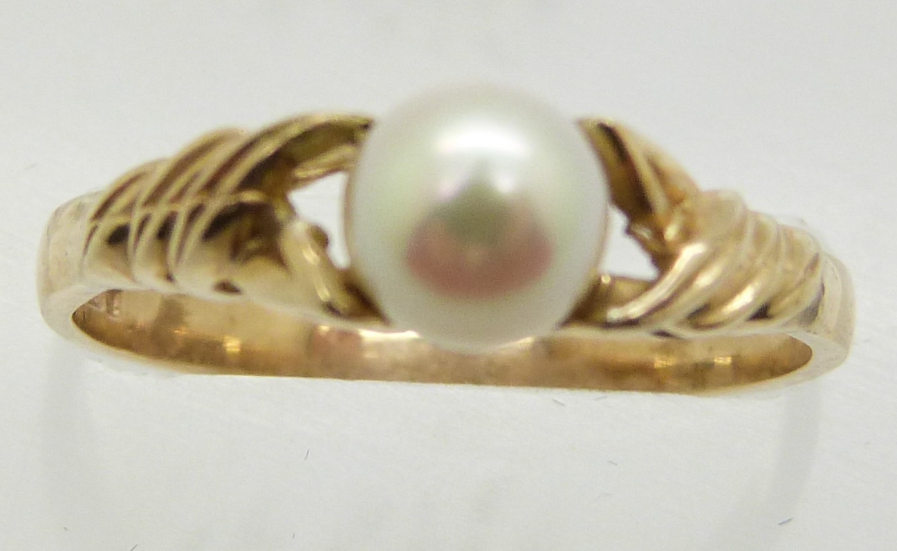 A 9ct gold ring set with a pearl, 2.3g, size P