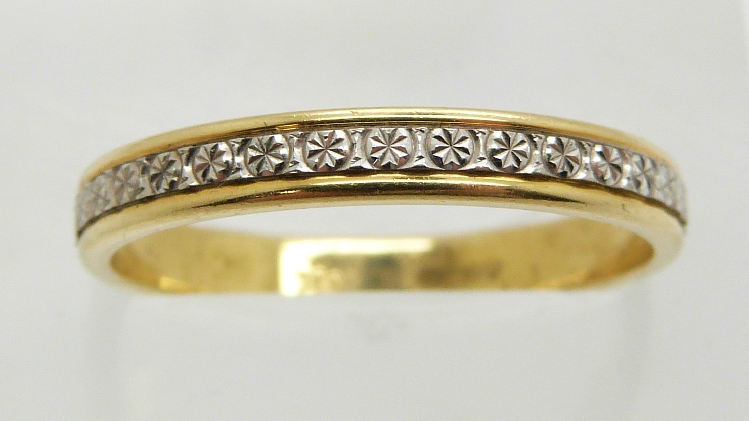 An 18ct gold ring/ wedding band, 3.2g, size Q