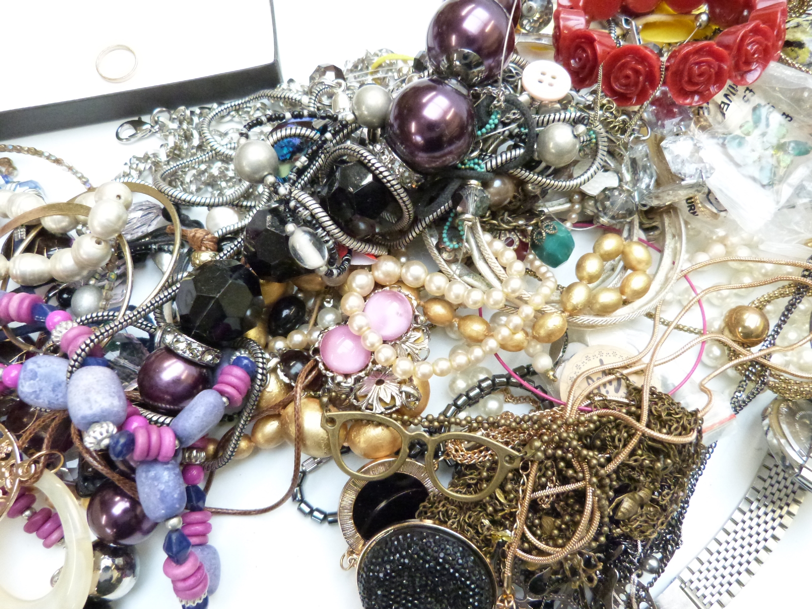 A collection of costume jewellery including rings, brooches, beads, Rolex box, coins, silver - Image 4 of 5