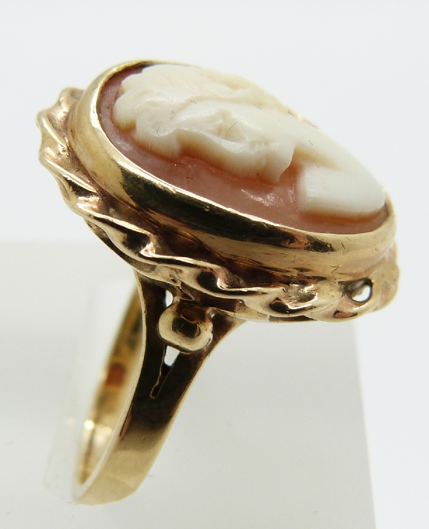 A 9ct gold ring set with a cameo, 7g, size J/K - Image 2 of 2