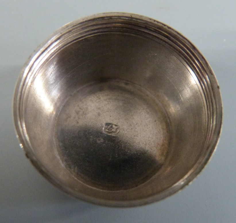 Georgian white metal possibly provincial silver nutmeg or similar holder with screw off top, in - Bild 3 aus 3
