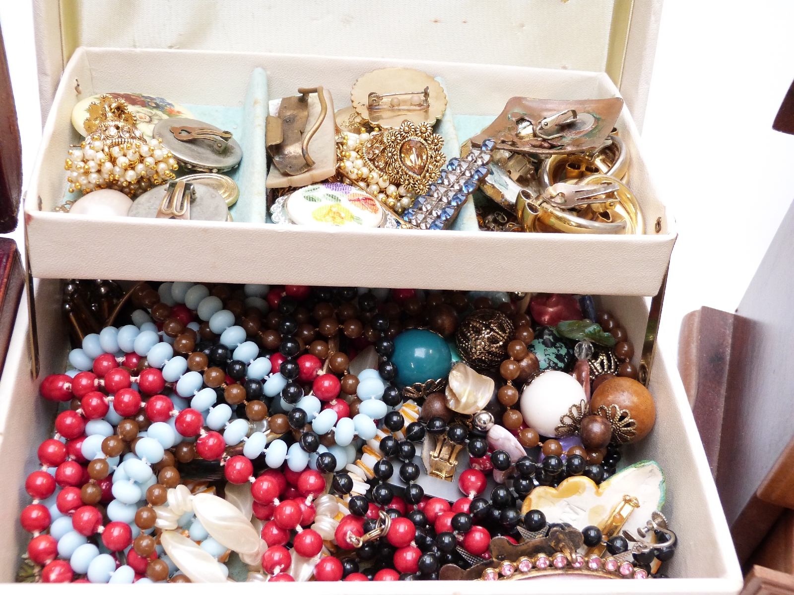 A collection of costume jewellery including brooches, earrings, necklaces, etc - Image 4 of 4
