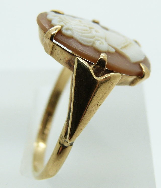 A 9ct gold ring set with a cameo, 2.8g, size N - Image 2 of 2