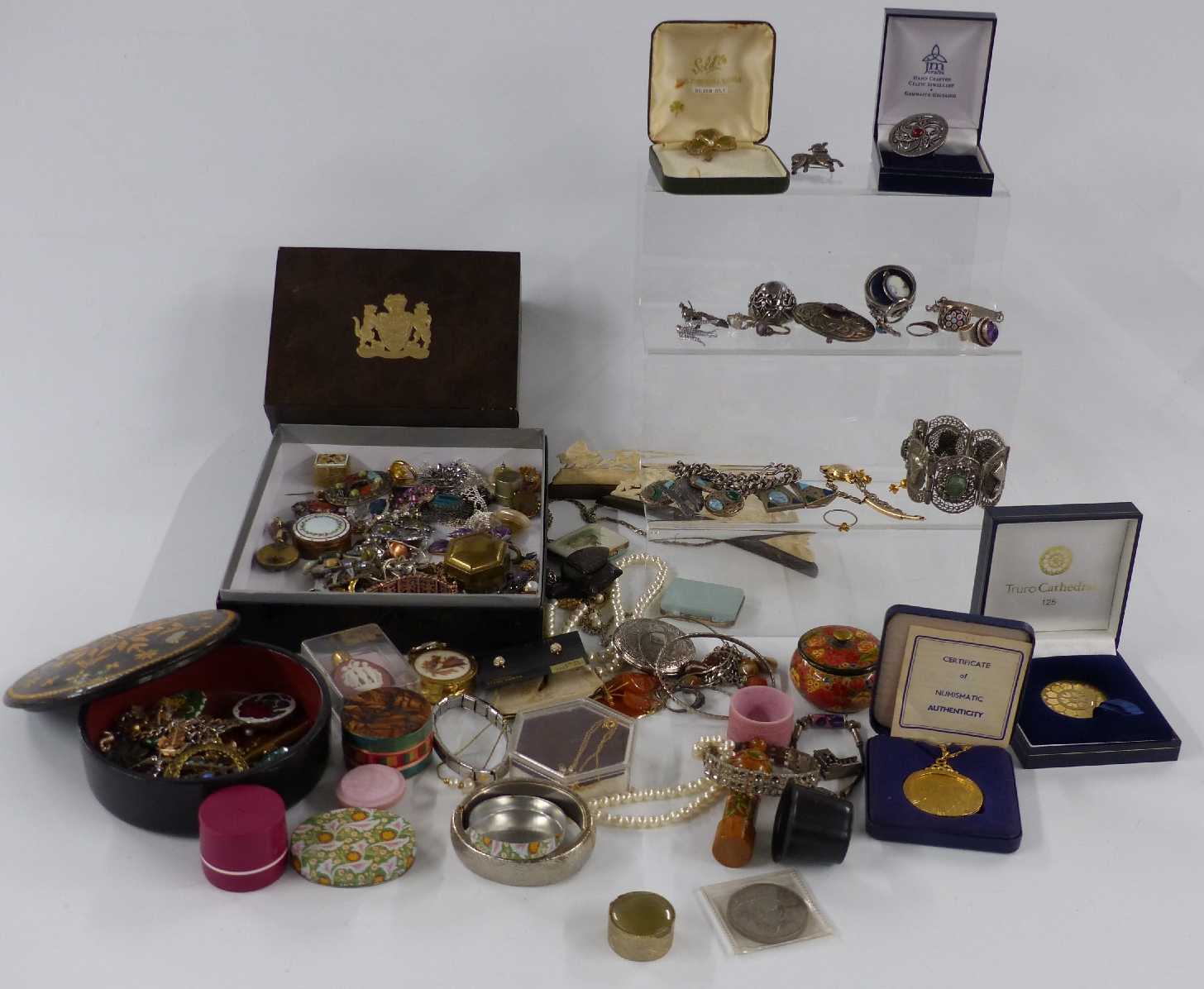 A collection of costume jewellery including silver rings, silver gilt clover brooch, Miracle