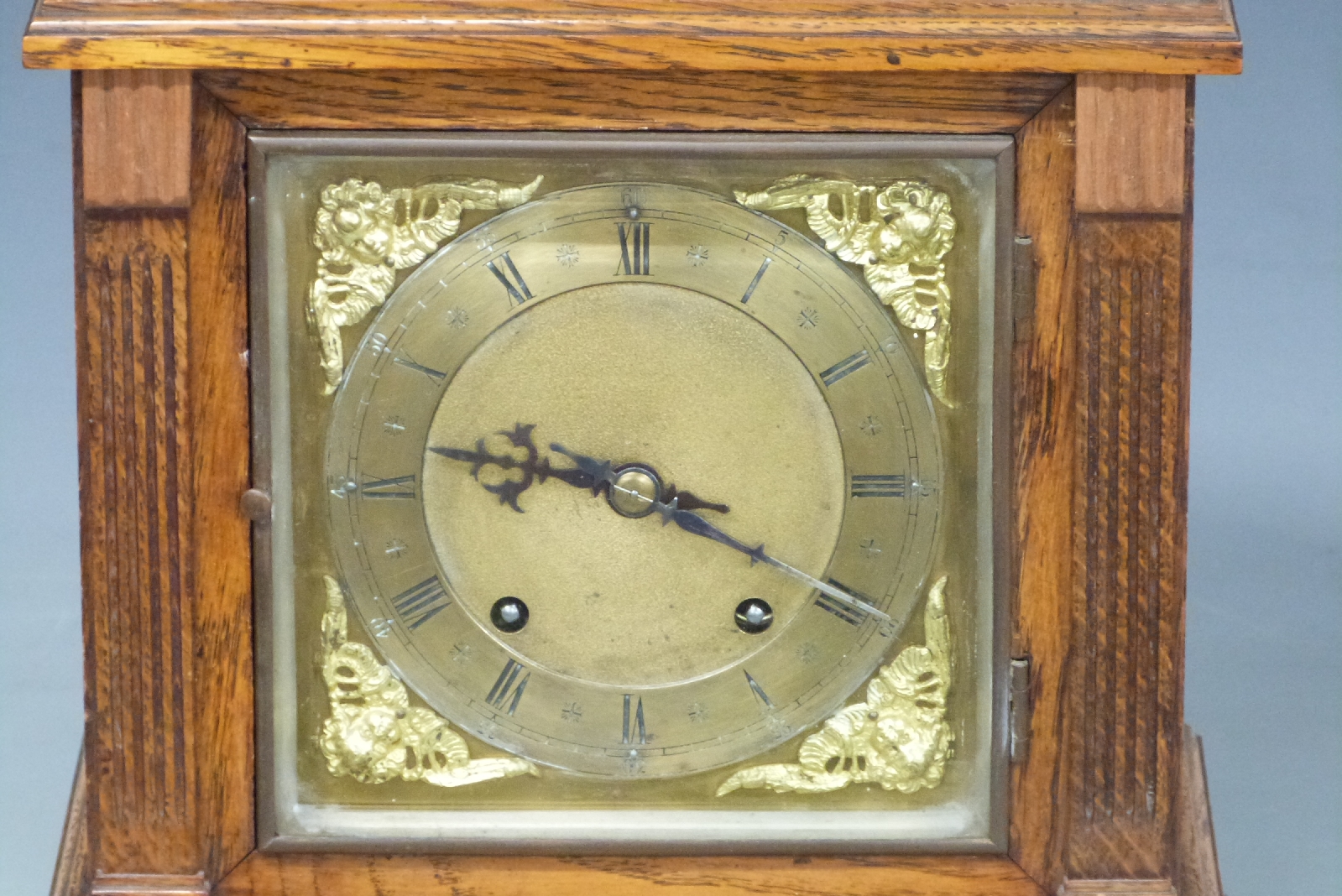 Oak-cased mantel clock with apex top, Roman silvered dial, Arabic minutes, cherub spandrels to - Image 2 of 3