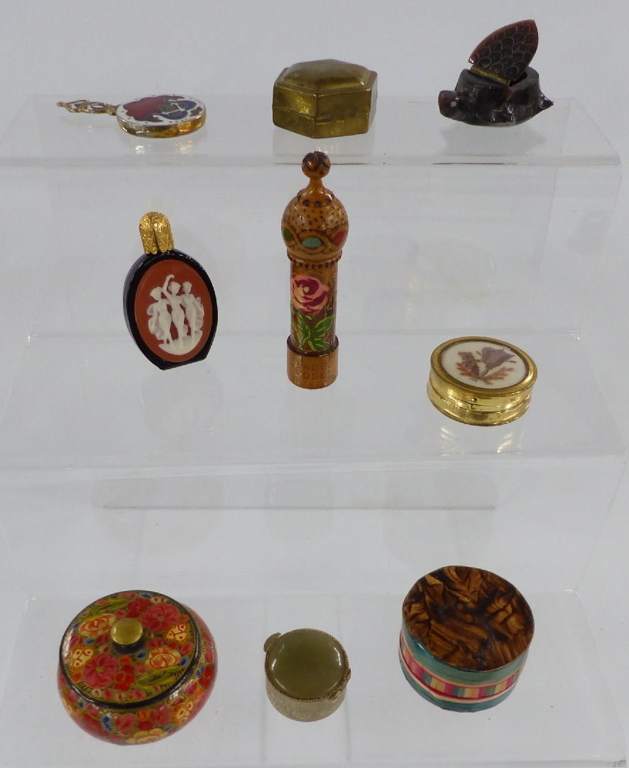 A collection of costume jewellery including silver rings, silver gilt clover brooch, Miracle - Image 4 of 5