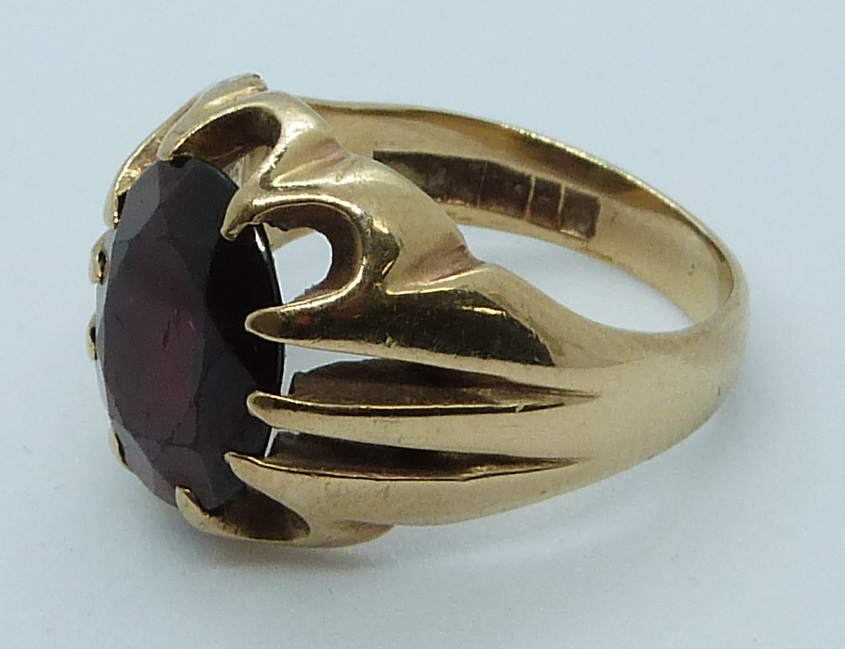 A 9ct gold ring set with a large garnet, 6g, size L - Image 3 of 3