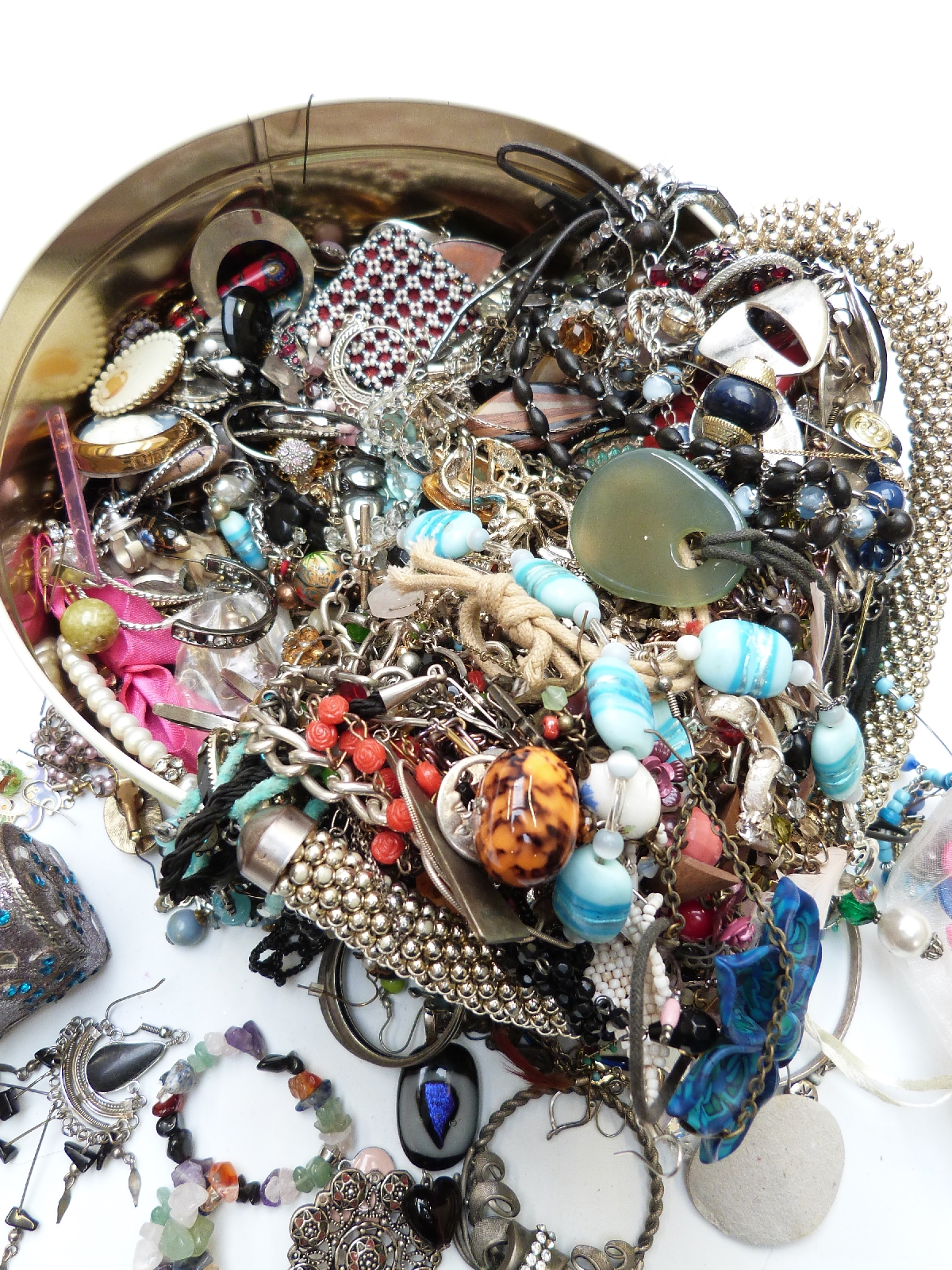 A collection of costume jewellery including earrings, necklaces and brooches - Image 2 of 2