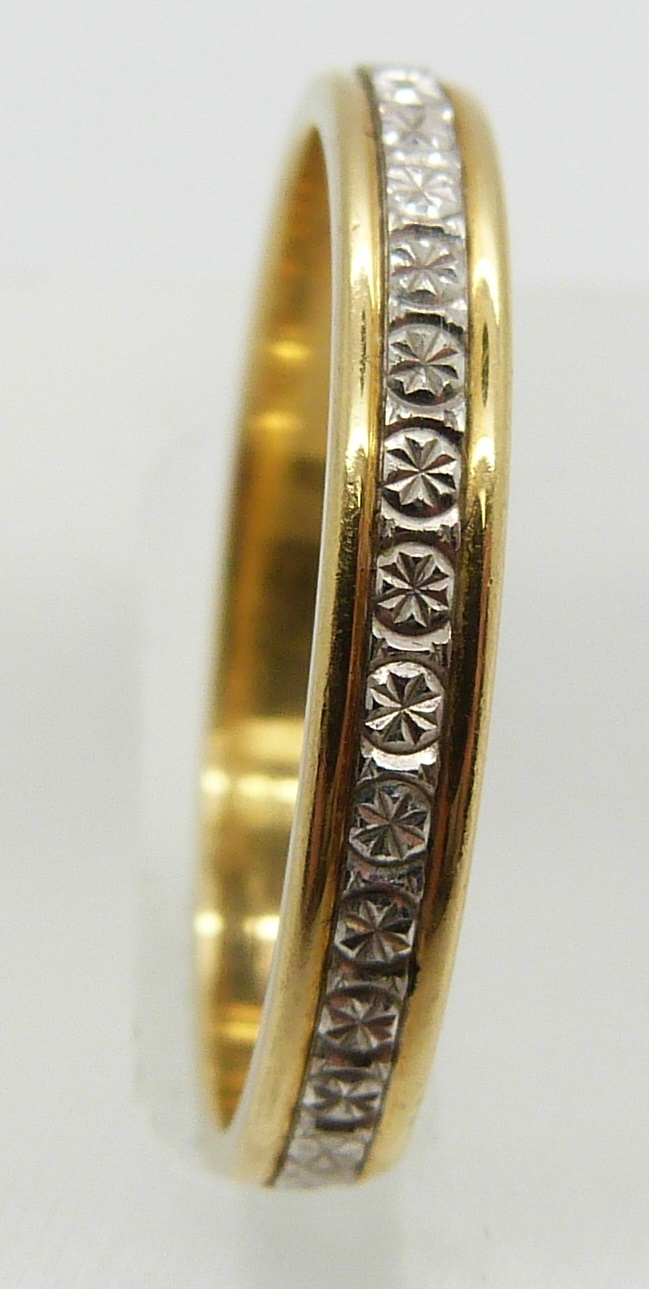 An 18ct gold ring/ wedding band, 3.2g, size Q - Image 3 of 4