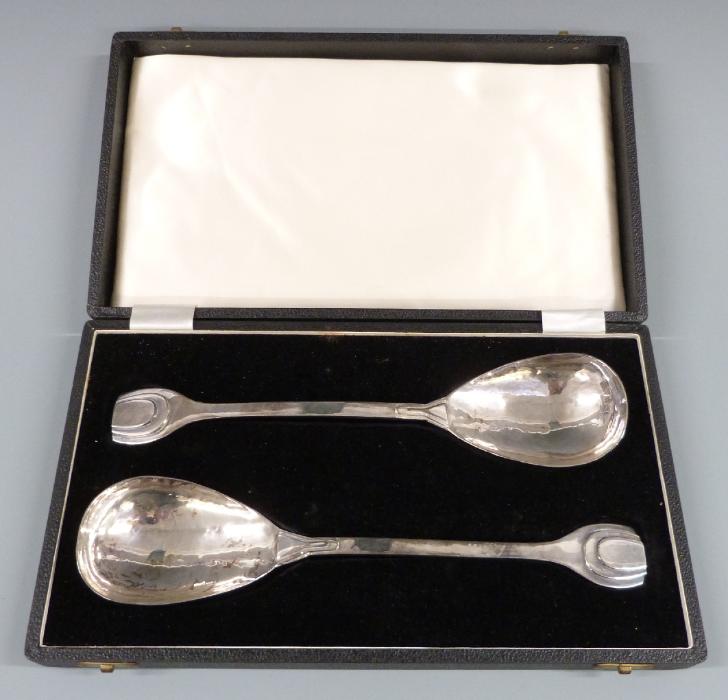 George V Arts and Crafts or Art Deco cased pair of hallmarked silver serving spoons with stepped - Bild 4 aus 4