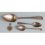 Georgian hallmarked silver table spoon, London 1815, two Georgian hallmarked silver teaspoons and