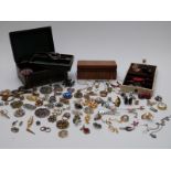 A collection of jewellery to include agate, vintage brooches, vintage buttons etc