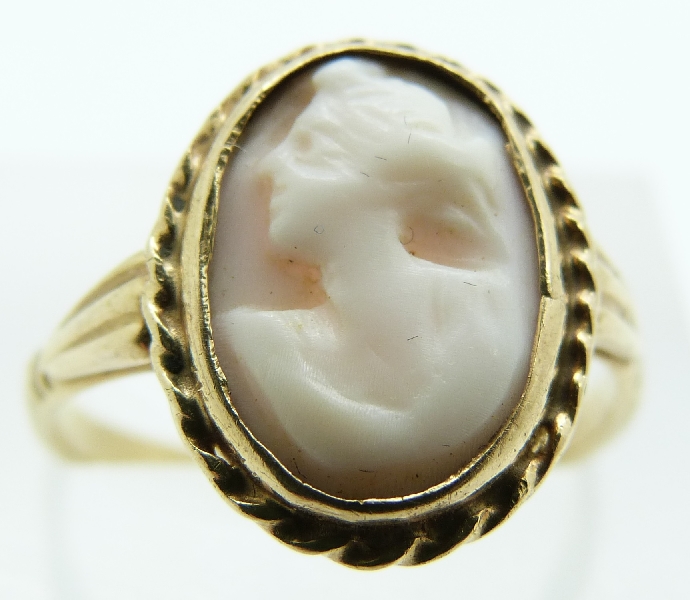 A 9ct gold ring set with a cameo, 3.2g, size P