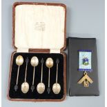 Cased set of six hallmarked silver coffee bean spoons and silver gilt enamelled masonic jewel,