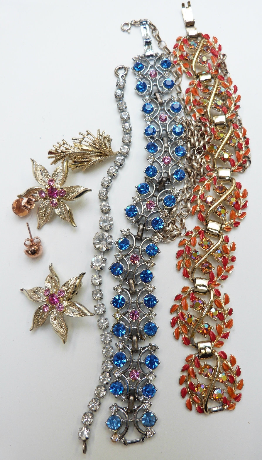 A collection of costume jewellery including vintage bracelets, silver necklace, Jewelcraft earrings, - Image 6 of 7