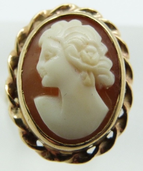 A 9ct gold ring set with a cameo, 7g, size J/K