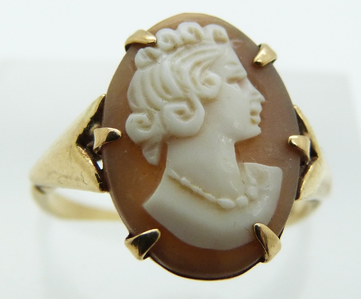 A 9ct gold ring set with a cameo, 2.8g, size N