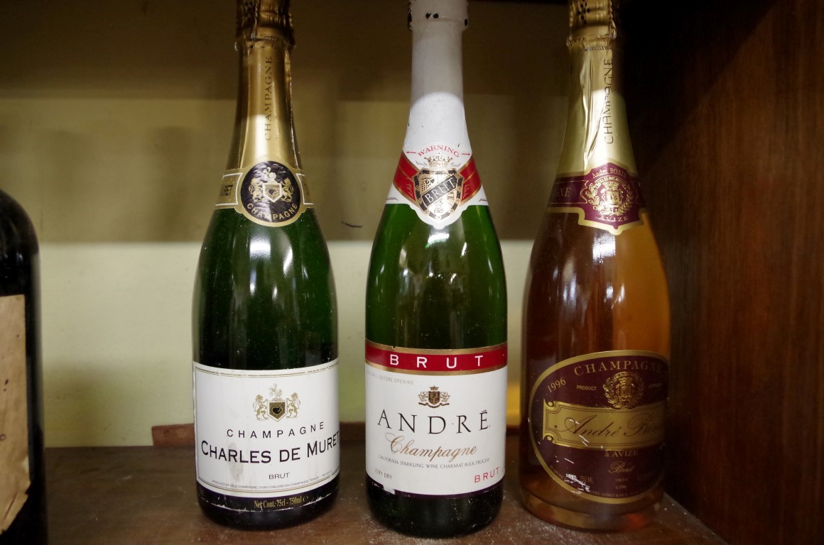Five various bottles of champagne, to include a Moet & Chandon NV; an Andre Bonin 1996; and - Image 5 of 8