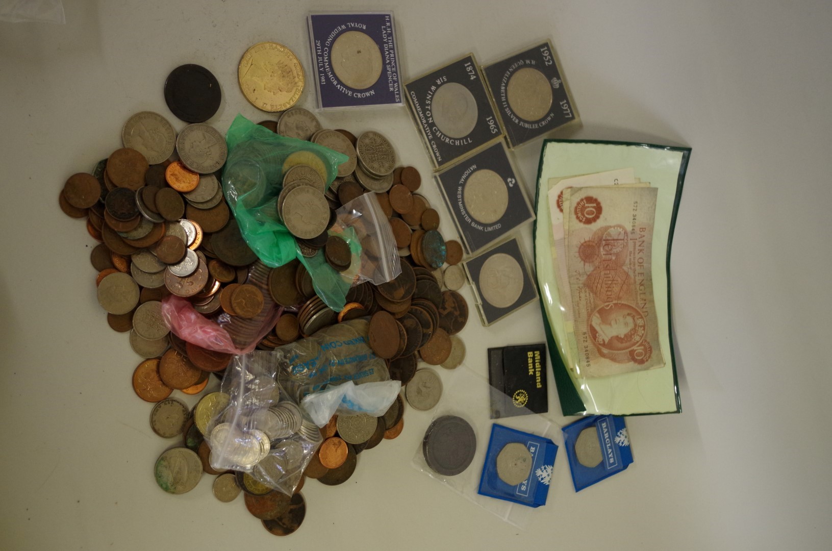 A quantity of British coins and banknotes, mostly Victoria to Elizabeth II, to include; a 1797