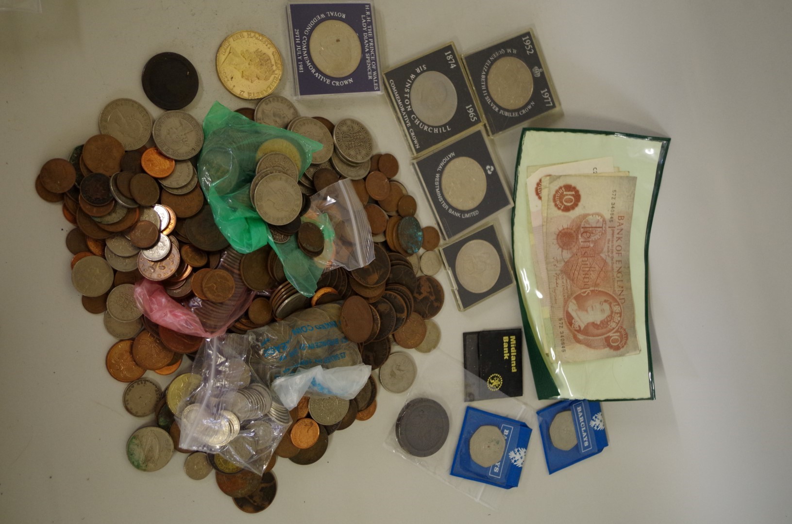 A quantity of British coins and banknotes, mostly Victoria to Elizabeth II, to include; a 1797 - Image 2 of 7
