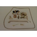 A small quantity of Victorian and later gold and metal jewellery oddments.