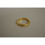 A 22ct gold wedding band, 6.5g.