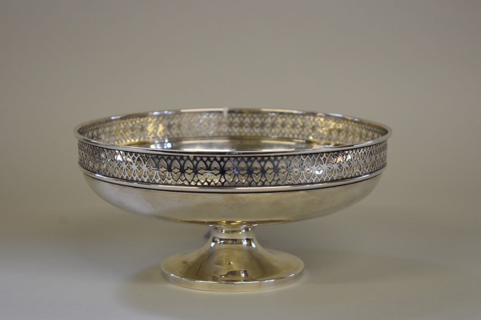 A silver footed fruit bowl, by Walker & Hall, Sheffield 1922, 20.5cm diameter, 357g.