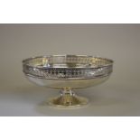 A silver footed fruit bowl, by Walker & Hall, Sheffield 1922, 20.5cm diameter, 357g.