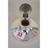 A silver capstan inkwell, by Sanders & Mackenzie, Birmingham 1934, base diameter 8.7cm.