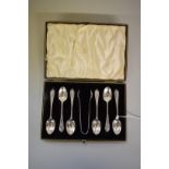 A cased set of six silver teaspoons and sugar tongs,Â byÂ Walker & Hall, Sheffield 1904/5, 110g.