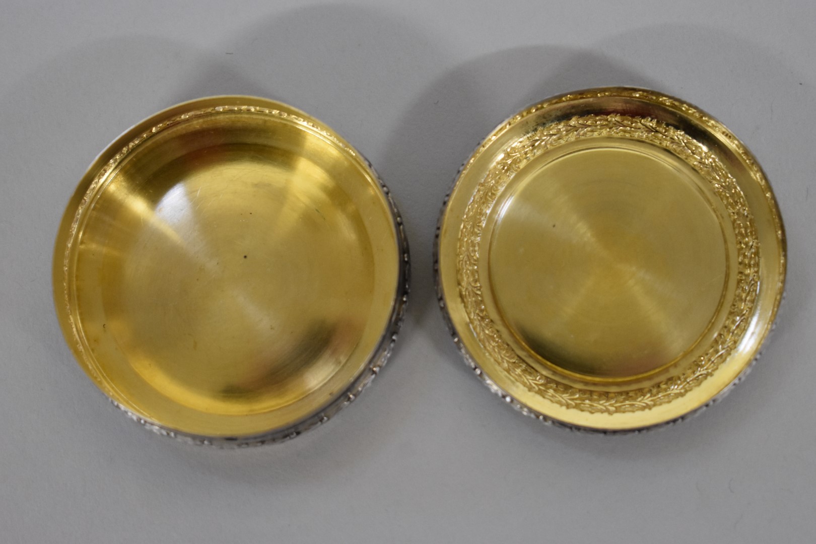 A French silver gilt snuff box,Â by Edouard Clerc, the lid setÂ porcelain plaque depicting - Image 3 of 3