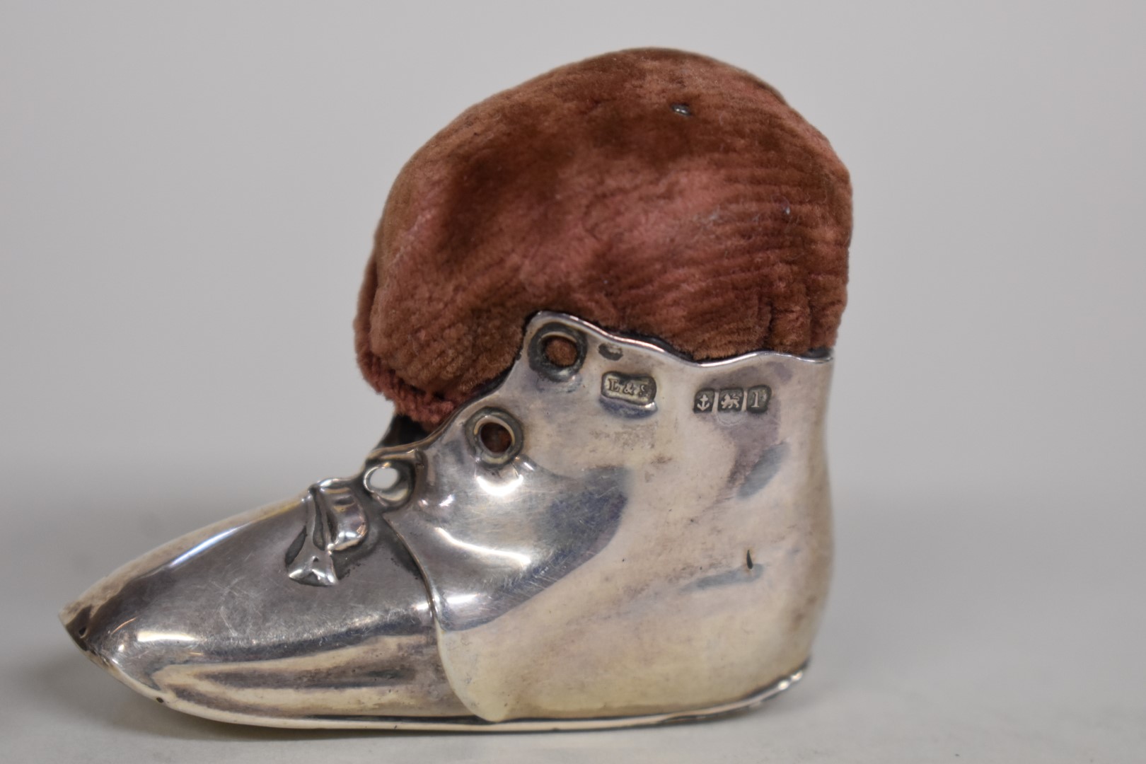 An Edwardian silver novelty boot pin cushion, by Levi & Salaman,Â Birmingham 1910, 5.5cm; together - Image 3 of 5