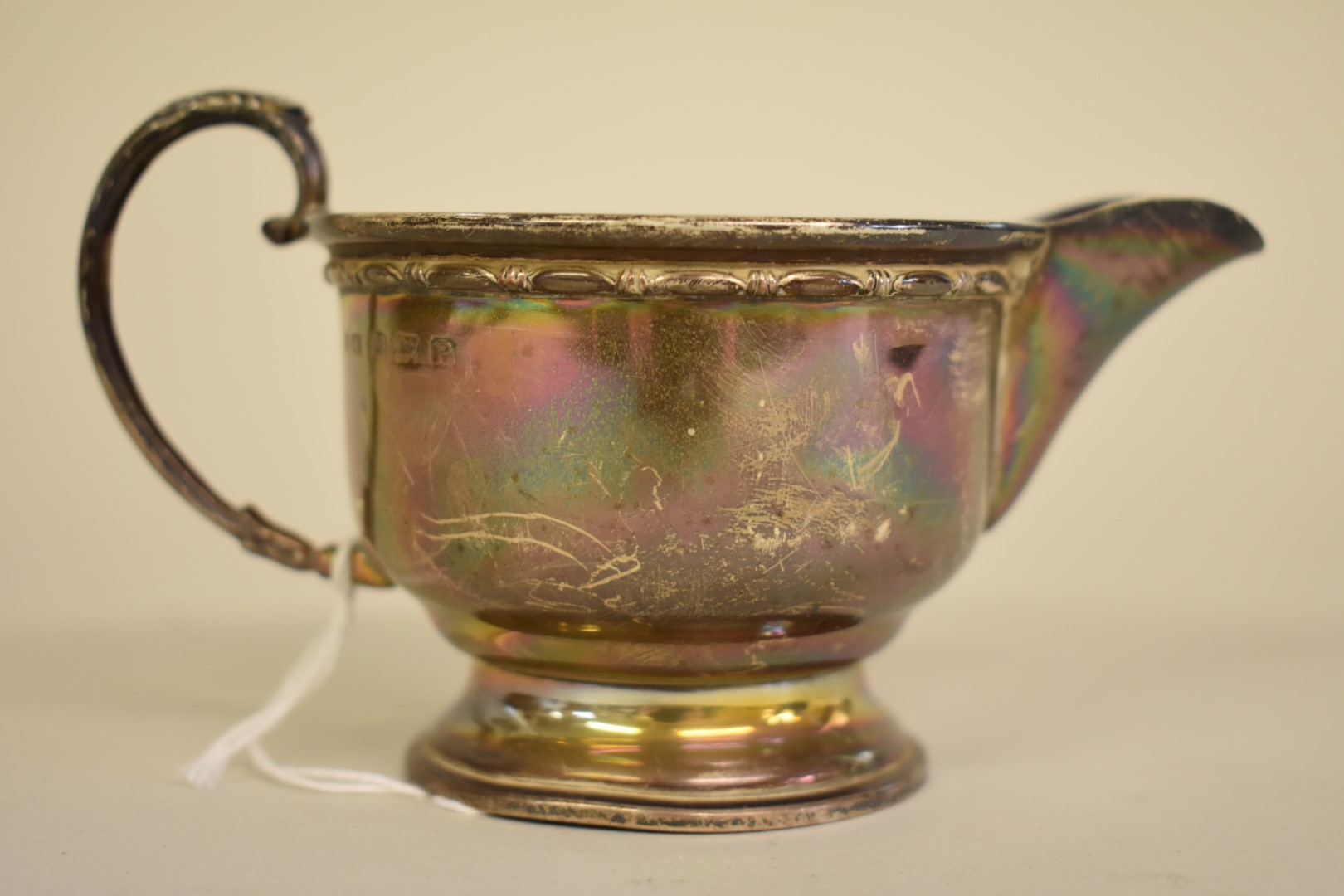 A silver cream jug, by Aaron Lufkin & Dennison, Birmingham 1939, 6cm, 79g.