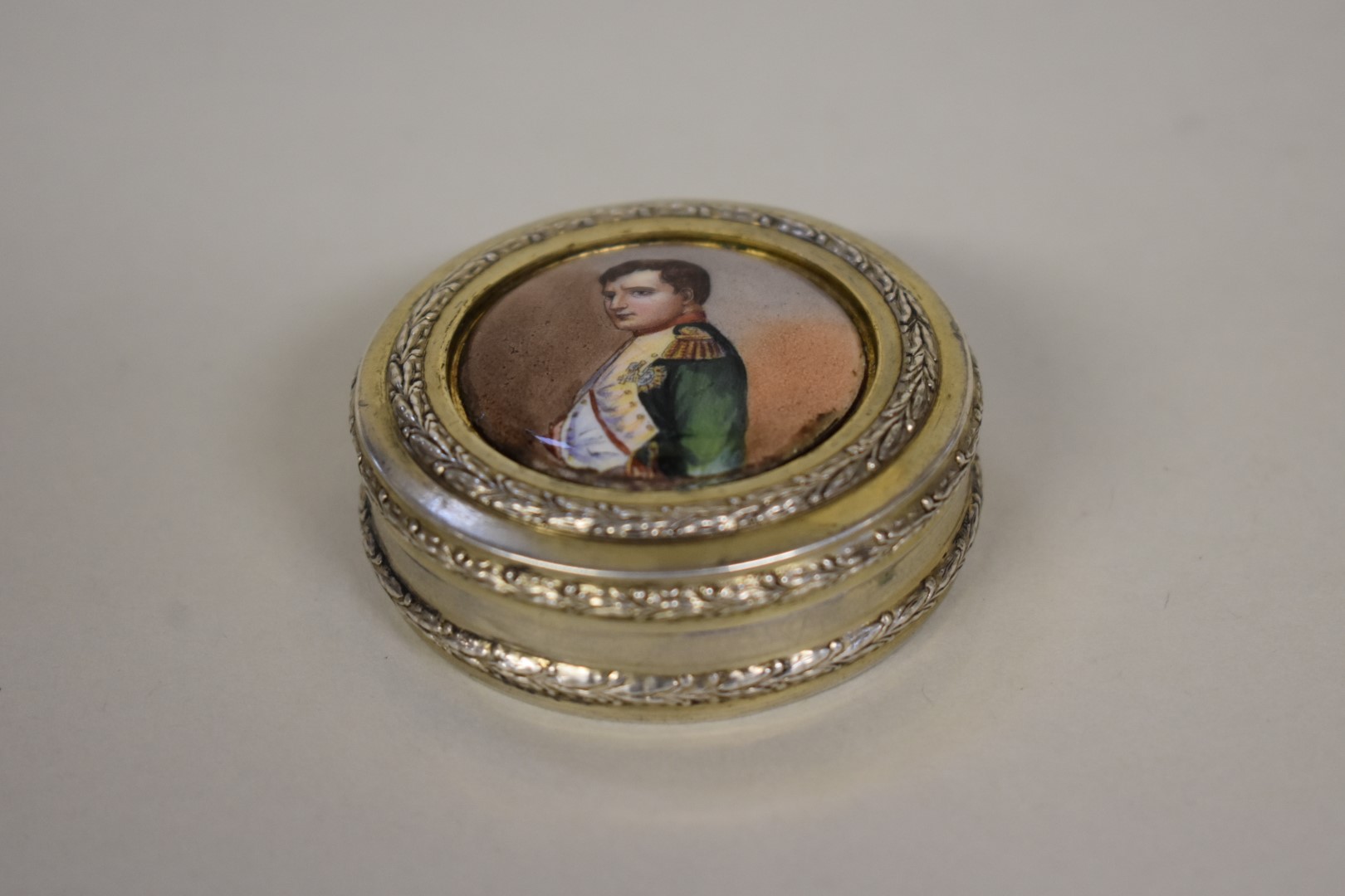 A French silver gilt snuff box,Â by Edouard Clerc, the lid setÂ porcelain plaque depicting - Image 2 of 3