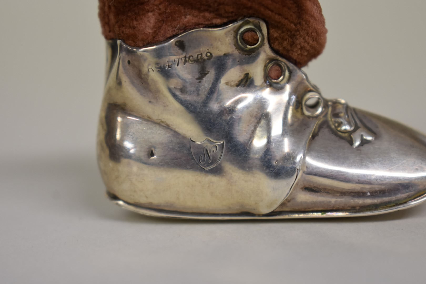 An Edwardian silver novelty boot pin cushion, by Levi & Salaman,Â Birmingham 1910, 5.5cm; together - Image 5 of 5