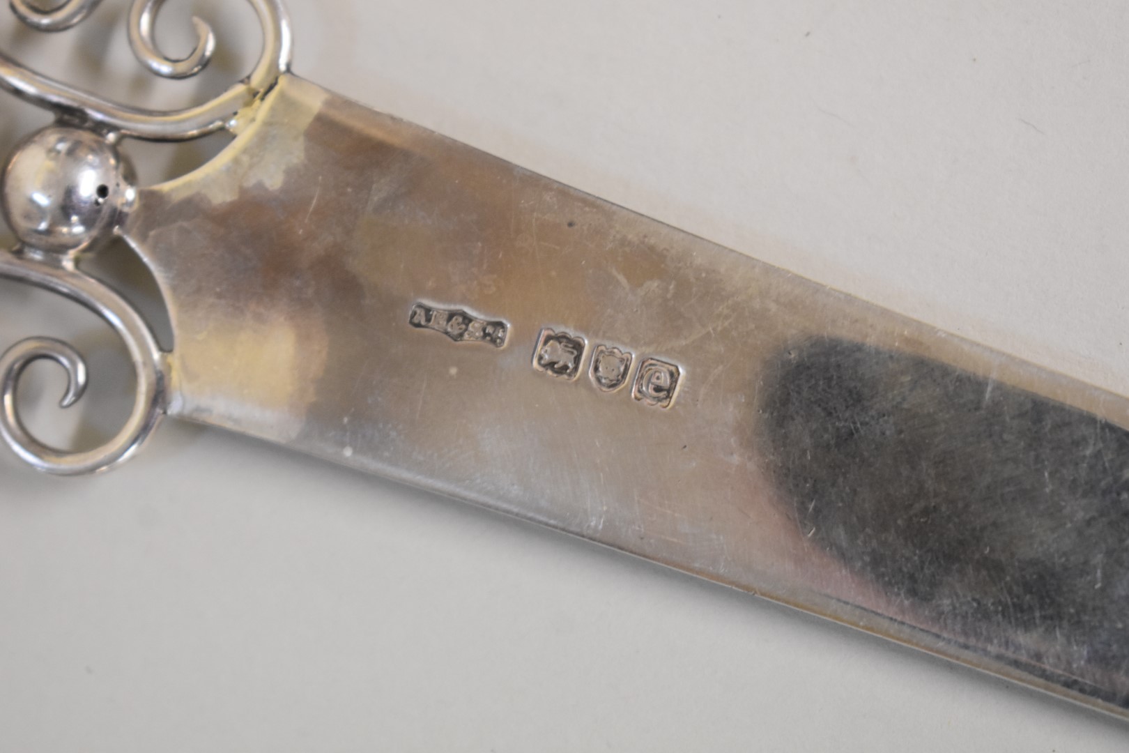 A Victorian silver paper knife,Â by A Barratt & Sons, Piccadilly, London 1900, inset 1898 South - Image 3 of 5