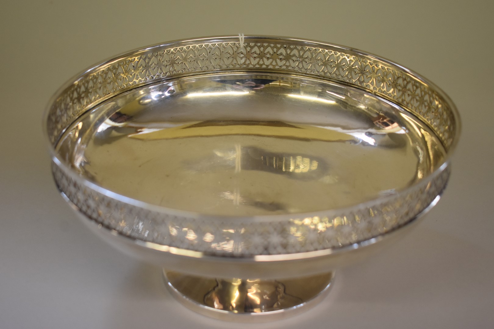 A silver footed fruit bowl, by Walker & Hall, Sheffield 1922, 20.5cm diameter, 357g. - Image 2 of 4