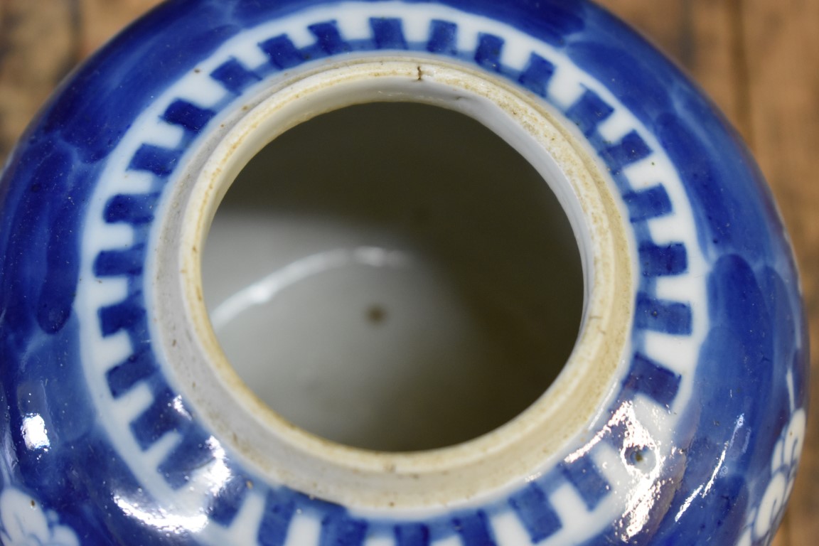 A mixed group of Chinese porcelain, comprising: a blue and white twin handled moon flask, 20.5cm - Image 2 of 17