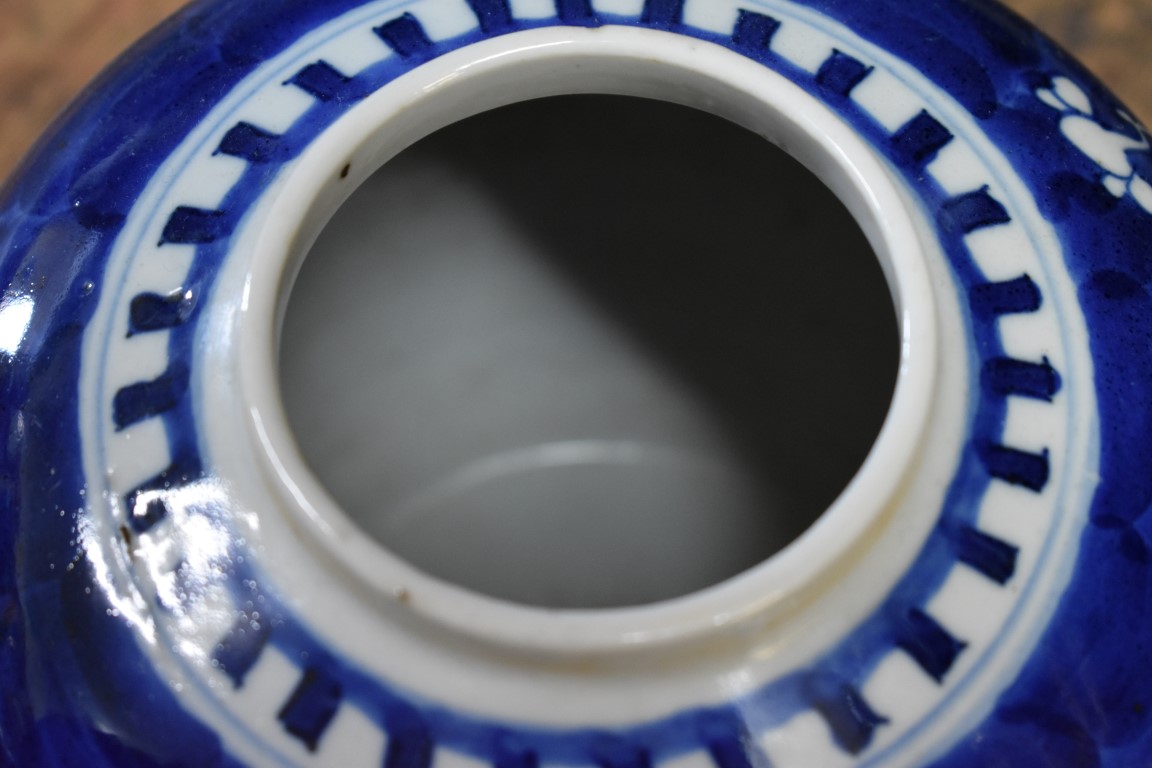 A mixed group of Chinese porcelain, comprising: a blue and white twin handled moon flask, 20.5cm - Image 8 of 17
