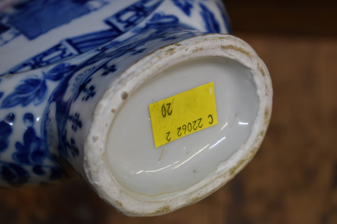 A mixed group of Chinese porcelain, comprising: a blue and white twin handled moon flask, 20.5cm - Image 12 of 17