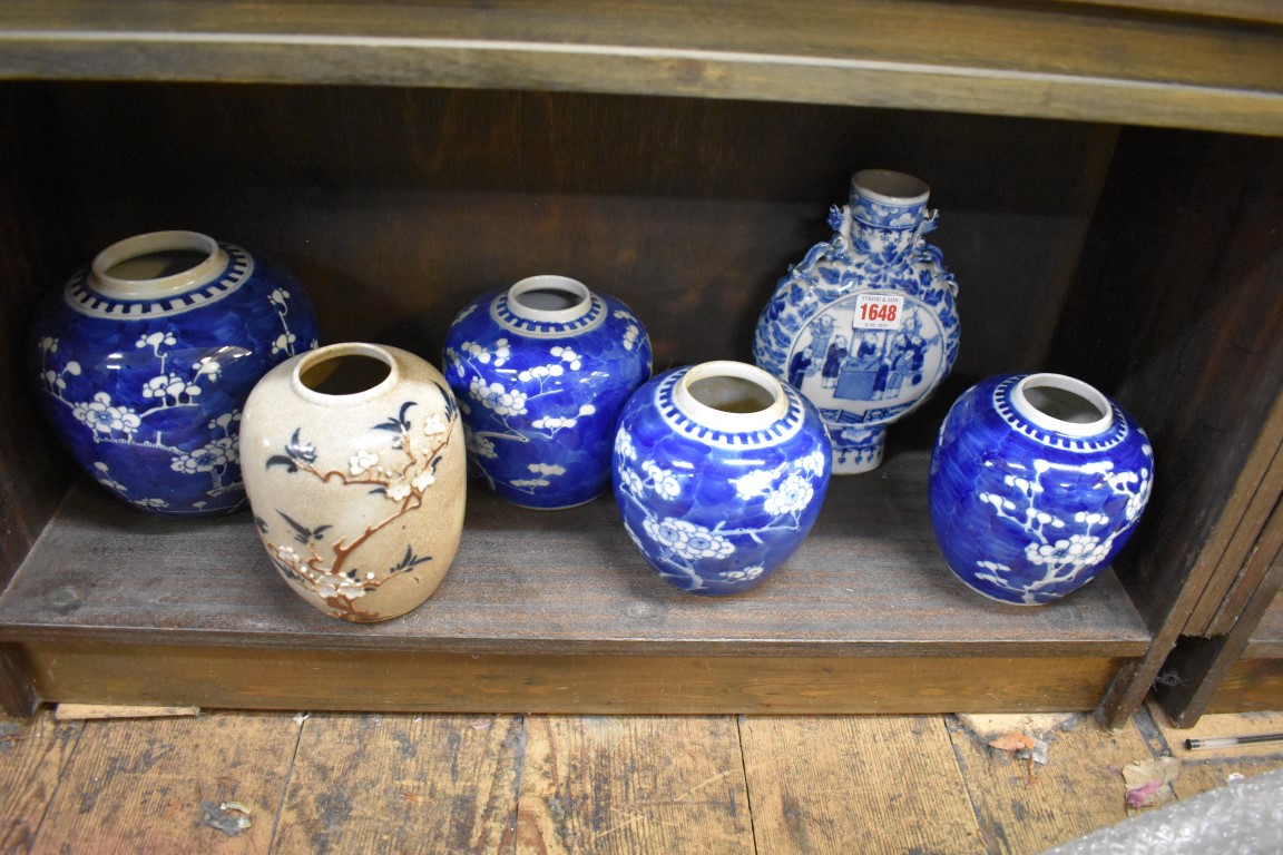 A mixed group of Chinese porcelain, comprising: a blue and white twin handled moon flask, 20.5cm