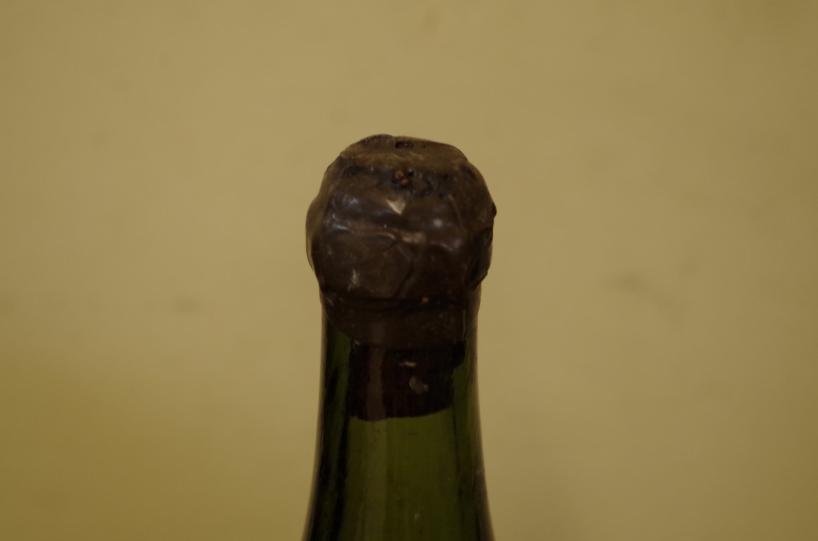 A bottle of Vouvray 1947, Caves de la Maison Prunier. - Image 3 of 3