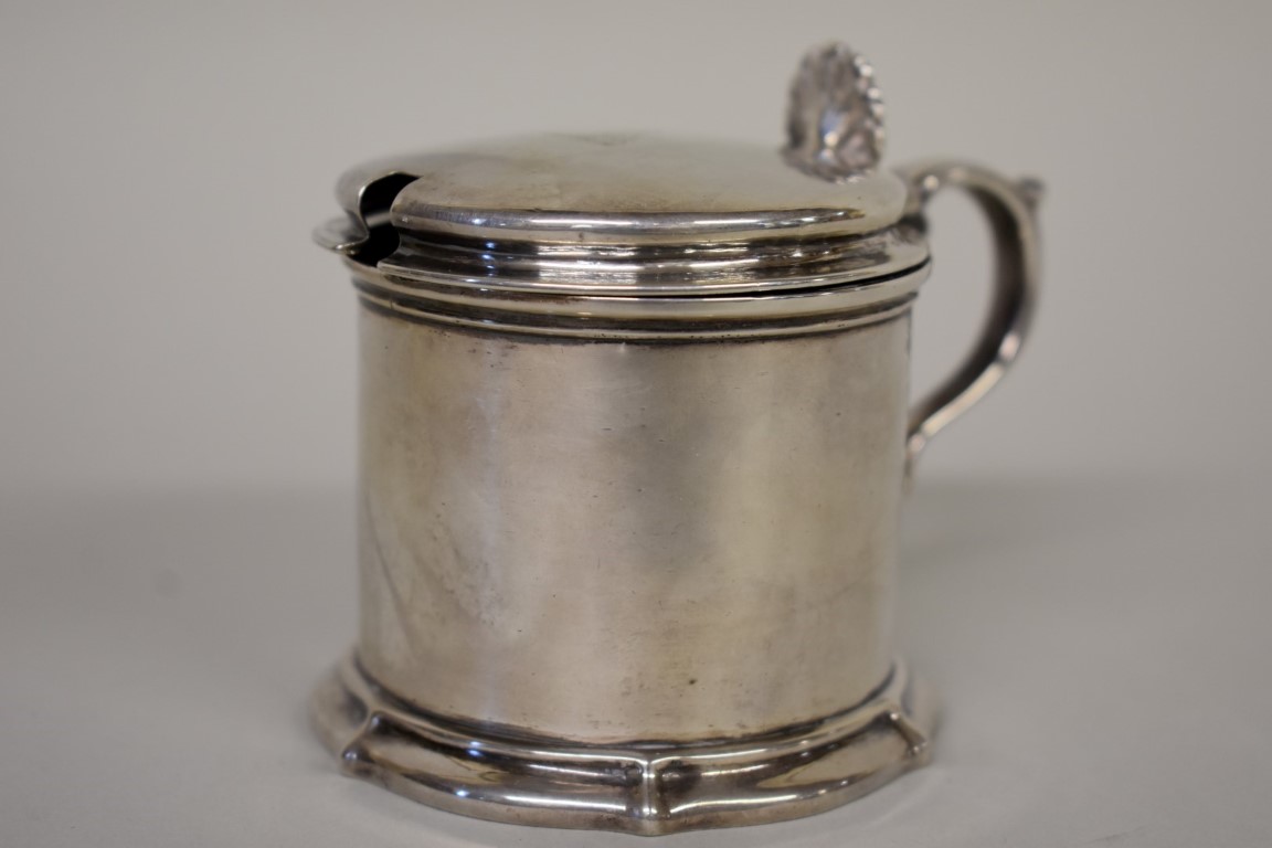 A Victorian silver drum mustard, by Edward, John & William Barnard, London 1845, 7.5cm high, 143.5g.